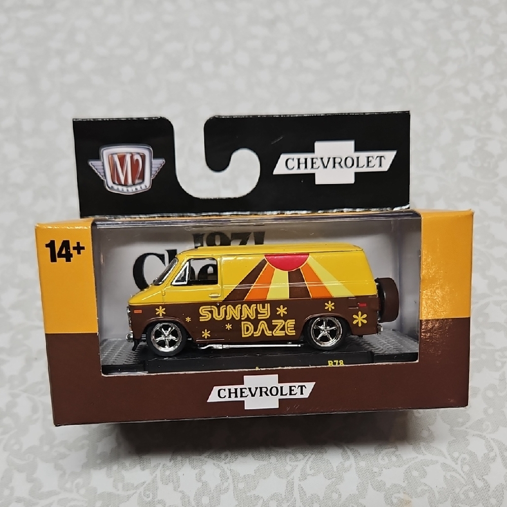 M2 Machines 1971 Chevrolet Van G10 Sunny Daze Premium Die-cast R78 24-33